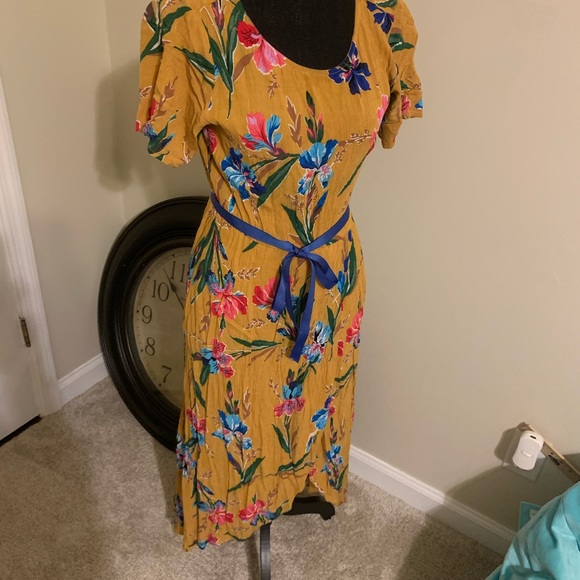 Staccato Dresses & Skirts - 4/$25 flower print dress with tie